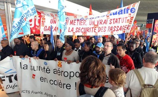 Grève des agents de sûreté aéroportuaire à l'aéroport de Roissy-Charles-de-Gaulle, le 20 décembre 2011.
