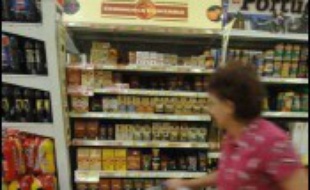 es négociations en cours entre distributeurs et fabricants sur les tarifs des produits de grande consommation en 2007, très tendues, devraient aboutir à de nouvelles baisses des prix pour le consommateur et une intensification des promotions.