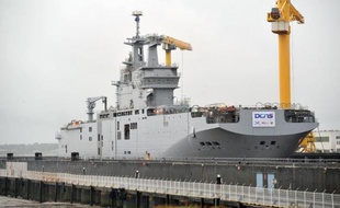 Les chantiers STX France de Saint-Nazaire ont procédé mardi devant de hauts responsables militaires et industriels russes et français à la mise à flot du Vladivostok, premier des deux navires militaires construits par la France pour les Russes, dans le cadre du contrat signé en 2011 entre la Russie et le constructeur naval DCNS.