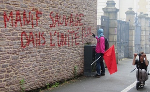 De nombreuses façades de bâtiments ou d'agences ont été dégradées lors de la manifestation sauvage ce jeudi à Rennes.