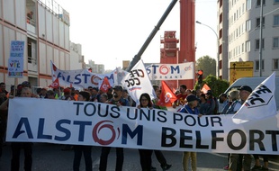 Plusieurs centaines de salariés de l'usine Alstom de Belfort mais aussi d'autres sites du constructeur ferroviaire ont manifesté ce mardi à la mi-journée devant le siège du groupe à Saint-Ouen.
