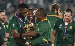 Le capitaine de l'Afrique du sud Siya Kolisi avec le trophée de champion du monde.