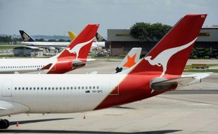 La compagnie aérienne australienne Qantas a annoncé dimanche que tous ses avions resteraient cloués au sol jusqu'à lundi midi heure locale (01H00 GMT) au moins, en raison du conflit social qui affecte son activité depuis des semaines.