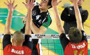 Louati (ici au filet) et le TLM ont deux matchs pour valider leur ticket.
