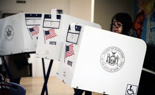 Une électrice américaine vote à New York, le 6 novembre 2018.