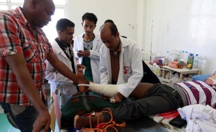 Un homme blessé lors de raids aériens, est soigné le 12 mai 20145 à l'hôpital à Sanaa