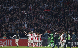 Les joueurs de l'Ajax Amsterdam ont célébré durant de longues minutes leur éclatant succès auprès de leurs supporters.