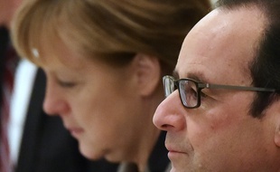 French President Francois Hollande (R) and German Chancellor Angela Merkel (L) attend a meeting with the Ukrainian president in Kiev on February 5, 2015. Angela Merkel and Francois Hollande touched down in Kiev on February 5 with a new peace plan to stop an upsurge in fighting in east Ukraine. AFP PHOTO / SERGEI SUPINSKY