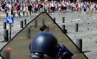 Un poilcier derrière son bouclier face à des supporteurs anglais lors de heurts, le 11 juin 2016 à Marseille