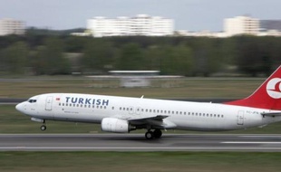 La compagnie aérienne turque Turkish Airlines (THY) a annoncé mardi avoir passé une commande géante de jusqu'à 95 Boeing 737 pour agrandir sa flotte.