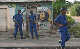 Des policiers montent la garde pendant une manifestation contre un troisième mandat du président le 2 juin 2015 dans le quartier Cibitoke de Bujumbura