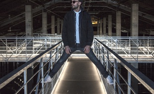 JR pose devant son installation faite de passerelles.