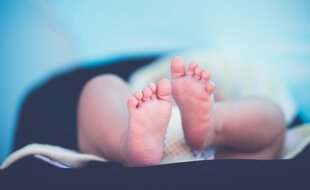 Les pieds d'un nourrisson (illustration).