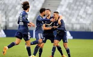 Hatem Ben Arfa félicité par ses coéquipiers après son but contre Brest.