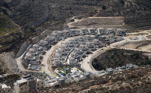 Des logements commandés par Israël en construction dans les territoires de la Cisjordanie occupée.