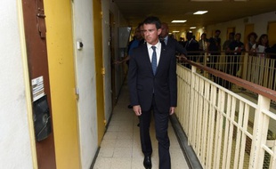 Prison de Nîmes (Gard), le 8 août 2016. Manuel Valls, le Premier ministre, annonce un plan pour lutter contre la surpopulation carcérale.