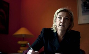 La présidente du Front national, Marine Le Pen, a ironisé dimanche en Gironde sur le premier grand meeting de campagne de François Hollande, soulignant qu'elle-même fait "un grand meeting tous les dimanches", mais elle ne s'est pas montrée optimiste sur sa collecte de signatures.