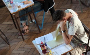 Un élève passe l'épreuve de philosophie du baccalauréat, le 17 juin 2013 à Strasbourg