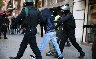 Des agents de la Guardia Civil escortent l'un des recruteurs présumés de Daesh après son arrestation le 28 novembre 2015, à Barcelone.