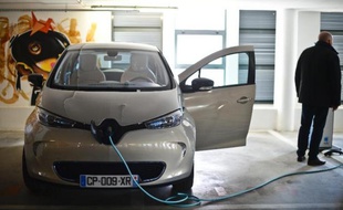 Un an après son lancement, Zoé, la citadine électrique de Renault, semble avoir conquis son public, qui reste toutefois très réduit à l'image du marché des véhicules "propres" en France.