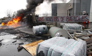 Deux feux ont été allumés par les salariés de l'usine Sodimatex à Crépy-en-Valois le 2 avril 2010.