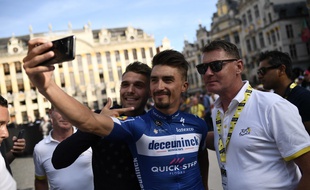 Julian Alaphilippe (Au centre) avec son cousin et entraîneur Franck Alaphilippe (à d.) sur le Tour de France 2019.