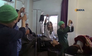 Des personnes blessées par une attaque de Daesh sont soignées dans un hôpital de la province d'Hassaké, en Syrie, le 2 mai 2017.