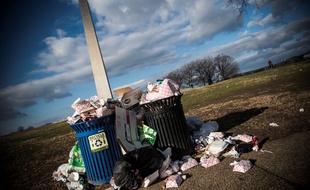 A cause du «shutdown», les poubelles ne sont plus ramassées dans le parc du National Mall, à Washington, ici le 24 décembre 2018.