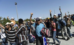Des réfugiés syriens arrivés en Turquie marchent vers la frontière grecque à Edirne le 18 septembre 2015 pour tenter de rejoindre l'Europe