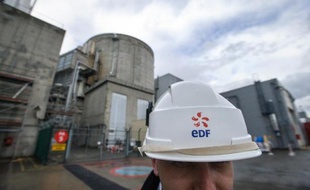 Un employé d'EDF le 9 avril 2013 devant la centrale de Fessenheim