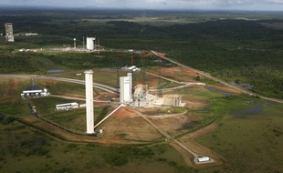 Vue aérienne du pas de tir de la fusée Ariane, à Kourou en Guyane.