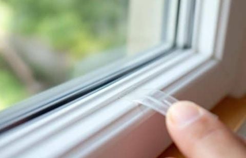 Cette astuce de bricoleur stoppe les courants d’air autour des fenêtres en 5 minutes, sans gros travaux