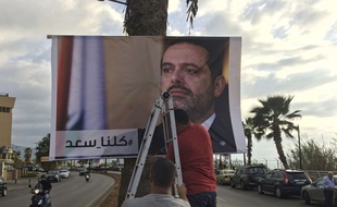 À Beyrouth, le 9 novembre, des Libanais affichent une photo du premier ministre Hariri avec la mention
