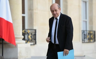 Le ministre de la Défense, Jean-Yves Le Drian, arrive à l'Elysée, le 15 novembre 2015 à Paris