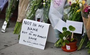 Des fleurs déposées sur les lieux de l'attaque de Finsbury Park, à Londres, le 19 juin 2017.