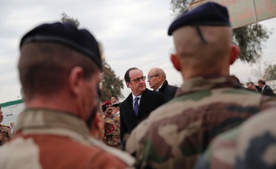 François Hollande et Jean-Yves Le Drian s'adressent aux soldats français du centre de formation des forces antiterroristes irakiennes, le 2 janvier 2017 à Bagdad.