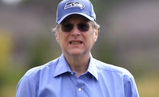 Paul Allen assistant à un entraînement de football américain de la NFL, aux Etats-Unis, le 19 août 2010