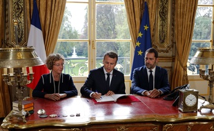 Emmanuel Macron signe les ordonnances, le 22 septembre 2017.