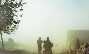 Au moins dix personnes, dont trois soldats de l'Otan, sont mortes lors d'un attentat suicide lundi matin dans l'est de l'Afghanistan, selon un nouveau bilan donné de sources concordantes.