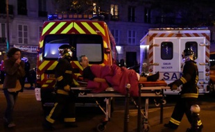 Une victime des attaques de Paris évacuée par des pompiers, le 13 novembre 2015