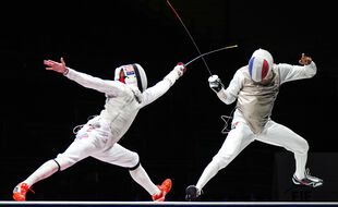 Kirill Borodachev face à Enzo Lefort lors de la finale d'escrime des JO 2021
