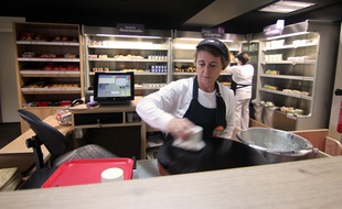 Isabelle est serveuse à la nouvelle cafétéria du Crous de Villejean, à Rennes.