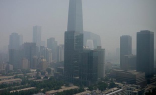 La Chine, qui vient d'annoncer des objectifs ambitieux de réduction de ses émissions nocives, doit néanmoins faire face à un combat de longue haleine contre la pollution, d'au moins 18 ans, ont affirmé lundi des experts.