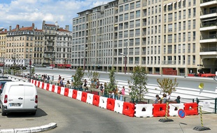 La cour aménagée quai Saint-Antoine est loin d'être adaptée aux enfants.