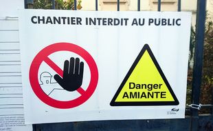 Bourgoin jallieu le 17/11/2015 : Photo illustration d une affiche danger amiante/ALLILIMOURAD_748.01
