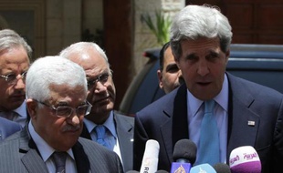 Le président palestinien Mahmoud Abbas a affirmé mardi que le secrétaire d'État américain John Kerry avait fait "des propositions utiles et constructives" pour une reprise des négociations avec Israël, se disant "optimiste" sur le résultat de ses efforts.