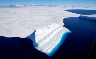 Cette image de la NASA a été publiée le 20 décembre 2017, et prise le 29 novembre 2017 par Operation IceBridge lors d'un vol à destination de Victoria Land. Elle montre un iceberg flottant dans le détroit de McMurdo en Antarctique.