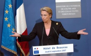 La ministre de l'Intérieur Michèle Alliot-Marie a annoncé jeudi une série de mesures, dont la création d'une "cellule de coordination" des préfets d'Ile-de-France (IDF), pour analyser en permanence l'évolution de la délinquance et "anticiper" plutôt que "simplement réagir".