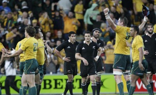 Dan Carter (au centre) et les Néo-Zélandais après une défaite contre l'Australie, le 27 août 2011 à Brisbane.