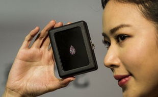 Ce diamant rose a été vendu au prix record de 14 millions de dollars.